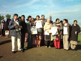 Defiant pickets near the Gate Gourmet plant at Heathrow on Sunday morning