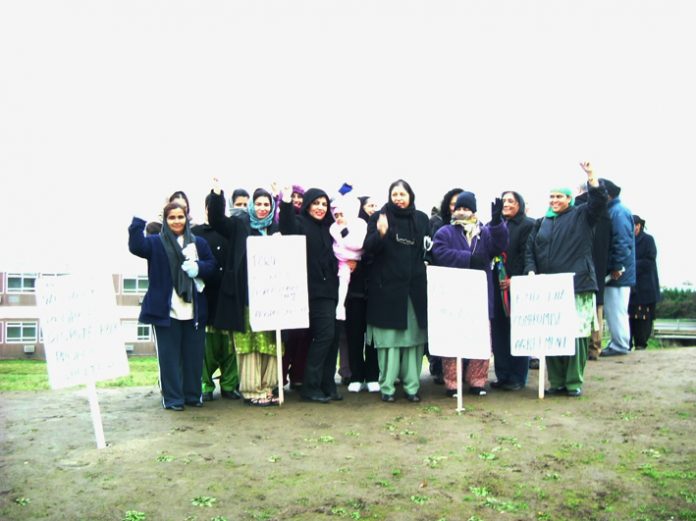 Over 20 locked-out Gate Gourmet workers were on the picket line yesterday despite the very cold weather