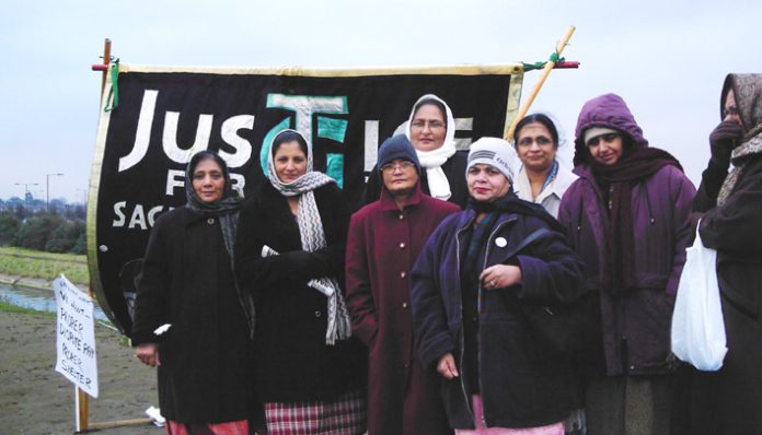 Locked-out Gate Gourmet workers on the picket line at Heathrow – demanding action from the TGWU leaders for their reinstatement and that of the sacked BA shop stewards