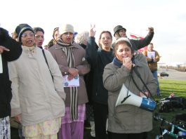 Gate Gourmet locked-out workers at their mass picket last month – this Friday’s mass picket will be on the sixth month anniversay of their dispute