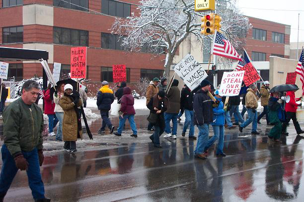 UAW members demonstrating on February 16 outside the Flint East Delphi plant demanding no wage cuts
