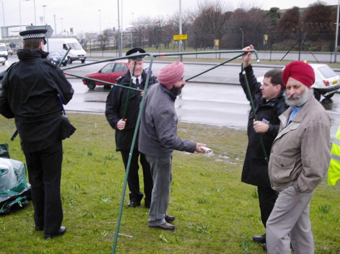 Heathrow Airport police on March 7 refused to allow the locked-out Gate Gourmet workers to continue their picket near the Beacon roundabout and dismantle their tent
