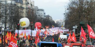 The march of over 700,000 workers and youth filled the streets around Place d’Italie where it assembled with trade unionists in the foreground carrying CGT flags