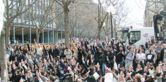 2,000 students outside the Jussieu University vote to strike until the government withdraws the CPE – First Job Contract