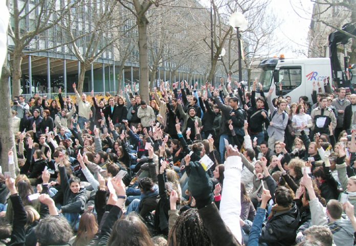 2,000 students outside the Jussieu University vote to strike until the government withdraws the CPE – First Job Contract