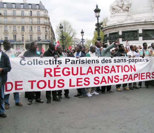 Paris refugees and immigrant workers demand papers to live in France