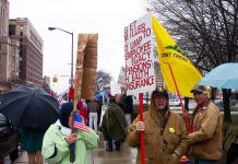 General Motors UAW members demonstrate against the attack on their conditions