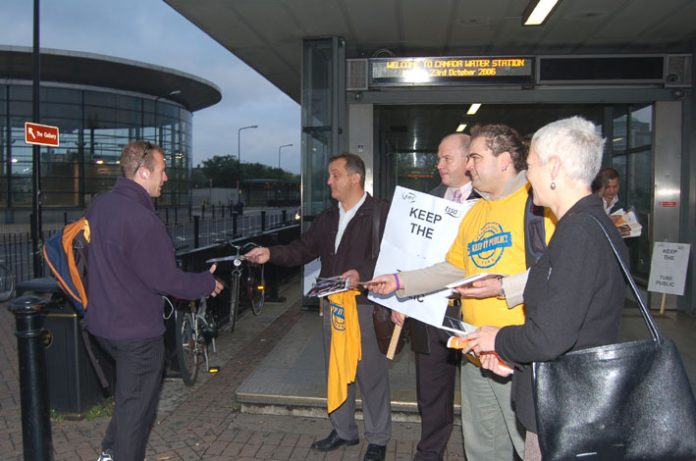 RMT general secretary BOB CROW (holding placard) and TSSA assistant general secretary MANUEL CORTES (wearing T-shirt) handing out leaflets at Canada Wharf