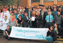 Students and lecturers lobbied the Reading University Council meeting last Monday afternoon against the closure of the Physics Department