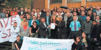Students and lecturers lobbied the Reading University Council meeting last Monday afternoon against the closure of the Physics Department