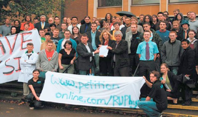 Students and lecturers lobbied the Reading University Council meeting last Monday afternoon against the closure of the Physics Department