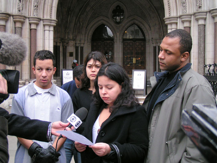 Cousins of Jean Charles De Menezes, ALEX PEREIRA (left) and PATRICIA da SILVA ARMANI (speaking) outside the High Court yesterday