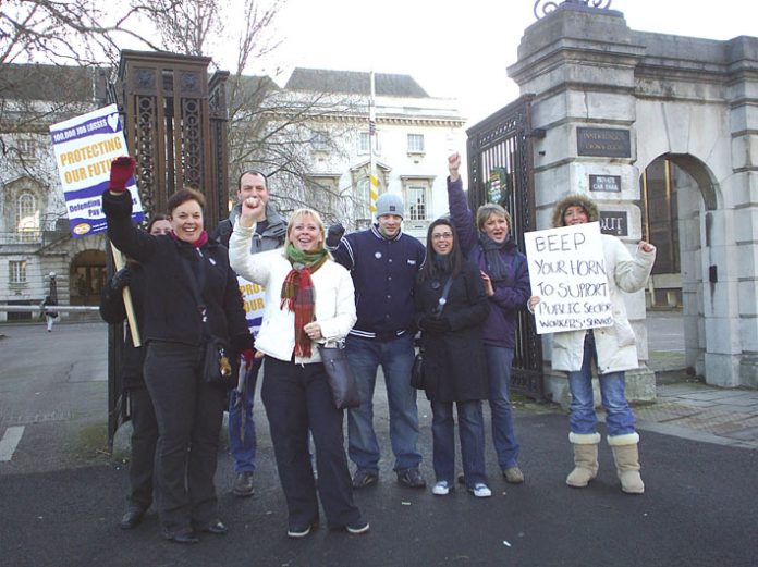 PCS Judge’s clerks got plenty of support from passing motorists outside Southwark Crown Court yesterday morning