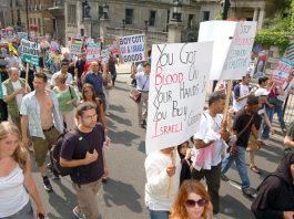 Marchers in London on August 5th last year against Israel’s bombing of Lebanon demand a boycott of Israeli goods