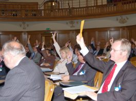 Consultants voting for the ‘immediate resignation’ of Chief Medical Officer Donaldson over his role in the  junior doctors training crisis