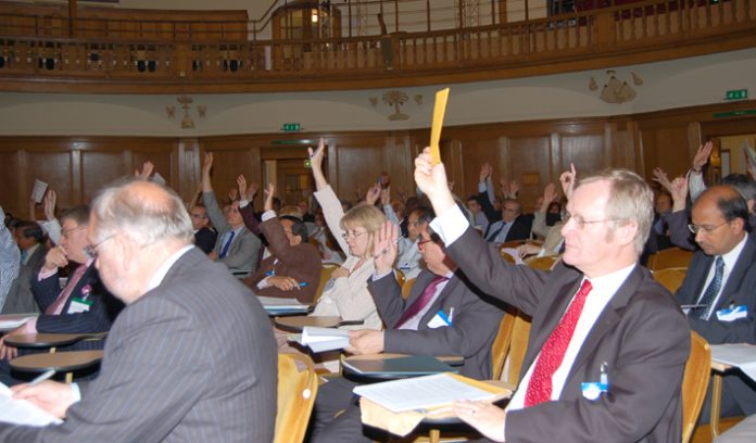 Consultants voting for the ‘immediate resignation’ of Chief Medical Officer Donaldson over his role in the  junior doctors training crisis