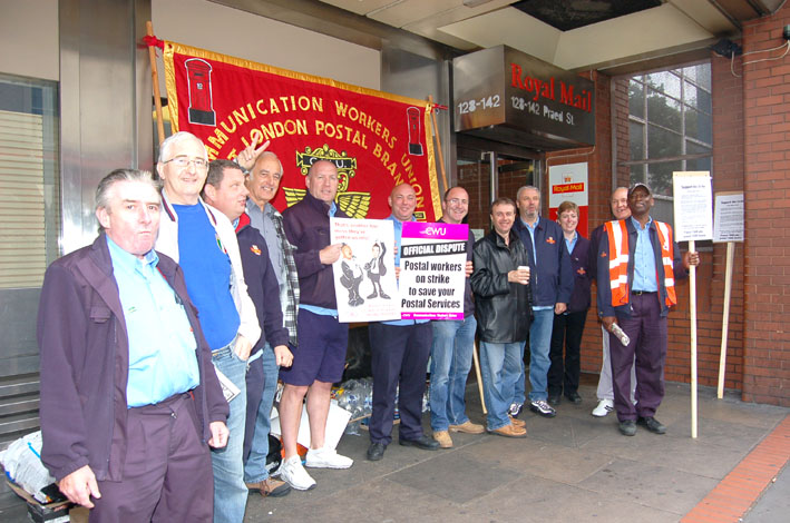 Confident CWU picket line at the West London Mail Centre in Paddington on Thursday morning