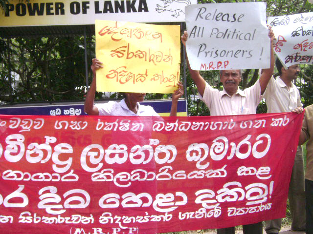 Part of the picket of the High Court on December 7th – The British-backed regime is fighting a war against the Sri Lankan people, including the Tamil people in the north and east of the island and against the trade unions who are accused of being terroris