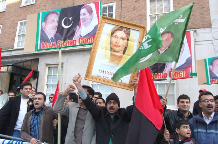 Demonstrators on Sunday waved flags and held high portraits of murdered PPP leader Benazir Bhutto
