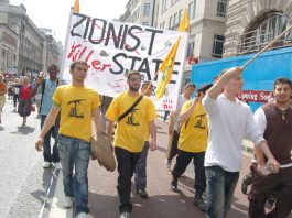 Demonstrators in London in Ausgust 2006 condemn the Israeli attack on Lebanon