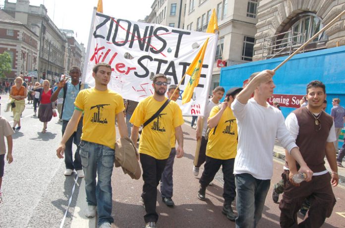 Demonstrators in London in Ausgust 2006 condemn the Israeli attack on Lebanon
