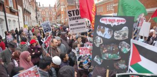 Hundreds of Palestinians and their supporters picketed the Egyptian embassy in London yesterday, condemning President Mubarak for his collaboration with the United States, the UK and Israel