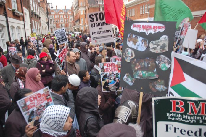 Hundreds of Palestinians and their supporters picketed the Egyptian embassy in London yesterday, condemning President Mubarak for his collaboration with the United States, the UK and Israel