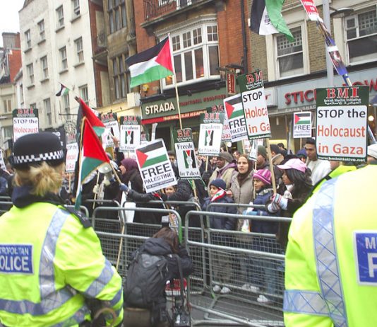 Up to 1,000 workers and young people turned up to picket the Israeli Embassy yesterday afternoon and were faced by large numbers of police