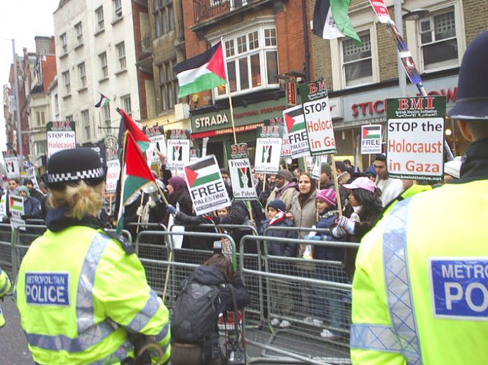 Up to 1,000 workers and young people turned up to picket the Israeli Embassy yesterday afternoon and were faced by large numbers of police
