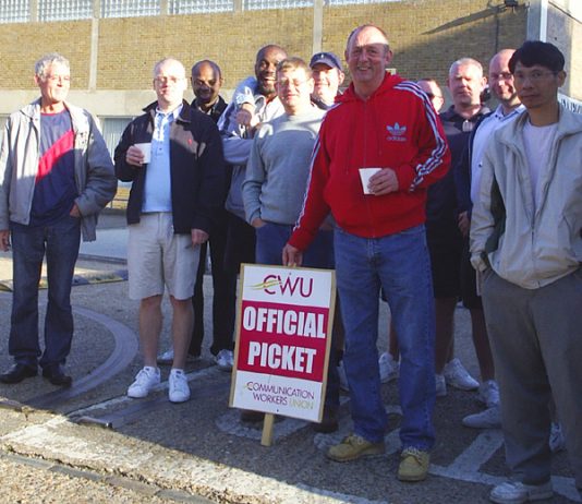 CWU pickets at Peckham Delivery Office early on Saturday morning