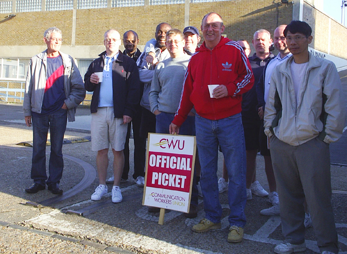 CWU pickets at Peckham Delivery Office early on Saturday morning