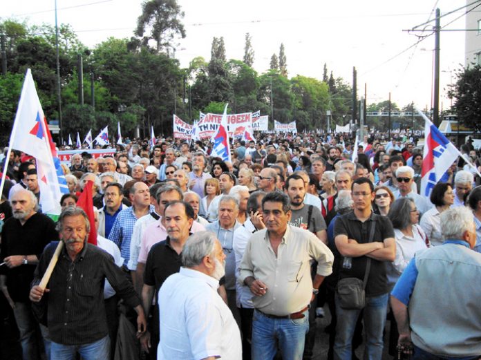 The giant adedy  trade union delegation in the square in front of the Parliament building. They were led away after ten minutes by their leaders – shortly afterwards the riot police attacked the remaining crowd