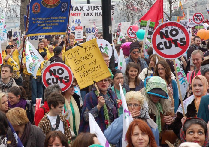 Civil servants and other public sector workers demonstrated on March 26 defending their pensions and condemning the coalition