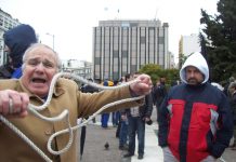 Greek worker has a clear idea how to remedy the banking crisis