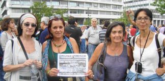 The Secretary of the Greek Cinema and TV Technicians trades union Chrysa Daponte and her friends at the Syntagma rally. Daponte is showing the newspaper of the Revolutionary Marxist League, Greek Section of the ICFI, with the headline ‘for an indefinite p