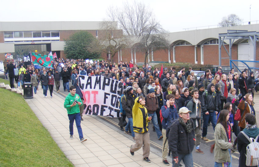 Youth are fighting for their rights everywhere. Over 500 students marched yesterday to the occupied Bramber House building, University of Sussex after a lunchtime rally against the privatisation of non-academic services affecting 235 staff, many of whom b
