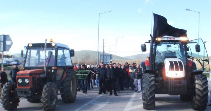 Small farmers with their tractors blockading a national road in central Greece. Photo courtesy left.gr