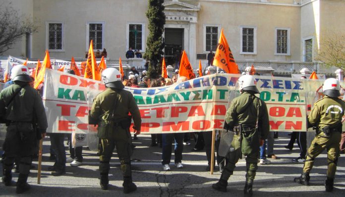 The local government workers’ banner at the Greek High Court last Friday