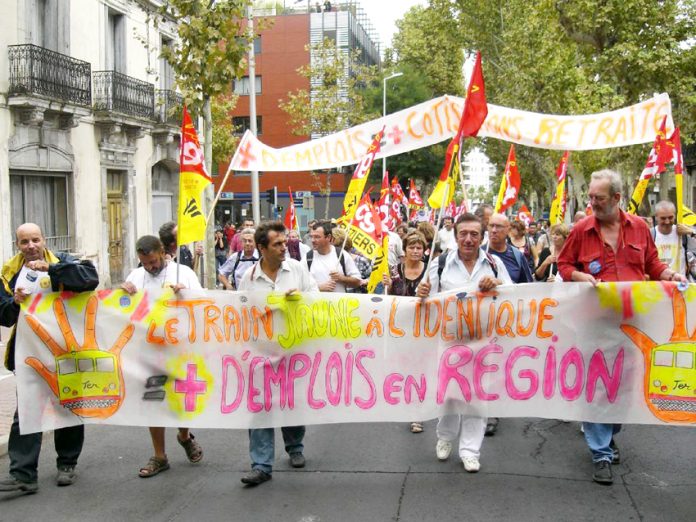 Montpellier train drivers banner says more jobs in the regions – more money for pensions
