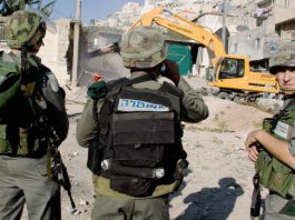 Israeli soldiers ensure the demolition of Palestinian homes in East Jerusalem