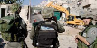 Israeli soldiers ensure the demolition of Palestinian homes in East Jerusalem