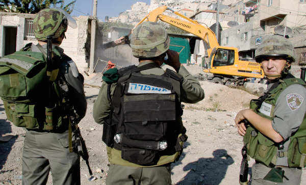 Israeli soldiers ensure the demolition of Palestinian homes in East Jerusalem