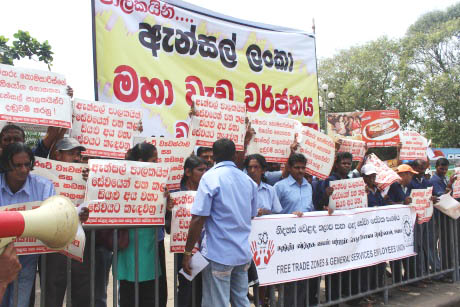 Ansell employees in Sri Lanka striking in support of victimised colleagues. Their union representatives of the FTZGSEU at the Biyagama plant have now been denied visas to enter Australia