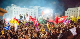 Thousands gathered late on Sunday night at the Athens city centre to hear a victory speech by SYRIZA leader Alexis Tsipras