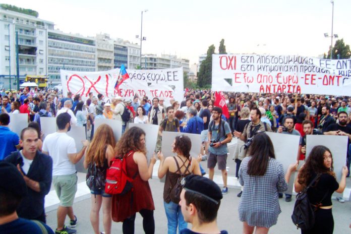 Demonstrators calling for a ‘NO’-‘OXI’ vote in front of the Vouli (Greek Parliament)
