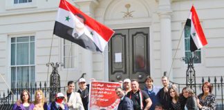 Syrians in London demonstrate outside the Saudi embassy – Saudi Arabia finances terrorists in Syria