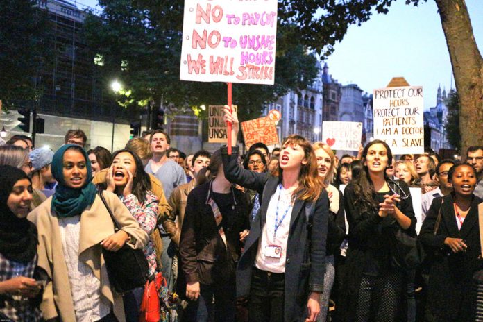 Junior doctors rally on September 28 – prepared to strike against an imposed contract. Photo credit: Steve Eason