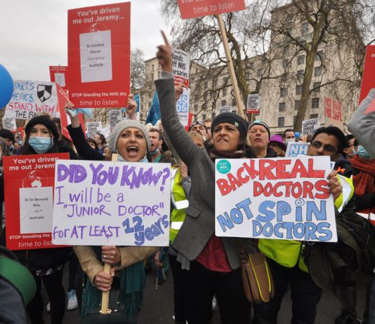Junior doctors marching on Saturday to defend the NHS – NHS workers will not allow free healthcare to be abolished through privatisation by the Tories