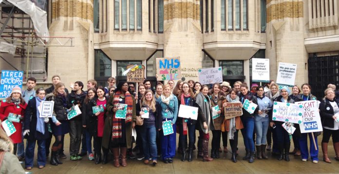 Strikers yesterday picketed the Department of Health as part of their fight to defend the NHS