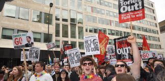 Thousands of protesters dressed in Panama hats & Hawaiian shirts in London on Saturday demanding ‘Cameron Must Go!’